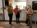 Jubilaris Petra Cappendijk met bestuursleden Ria Vinkhuyzen 
