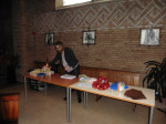 De tafel voor de kerststukjes wordt gereed gemaakt