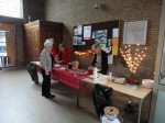 De warme choco en gluhwein worden neergezet
