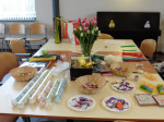 De tafel met benodigdheden voor de stokken