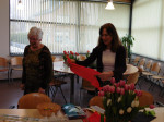 Anita verdeelt het crepepapier voor de kids