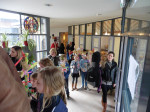 Dan gaan de kinderen de kerk in