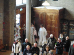 Binnengaan kerk door de kinderen met de palmpaasstokken