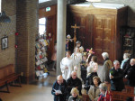 Binnengaan kerk door de kinderen met de palmpaasstokken