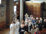 In processie door de kerk