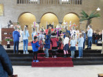 De kinderen en kerk krijgen de zegen