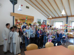 De kids met pastoor en misdienaars