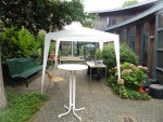 Wegens voorspelde regen stond de BBQ droog onder de tent